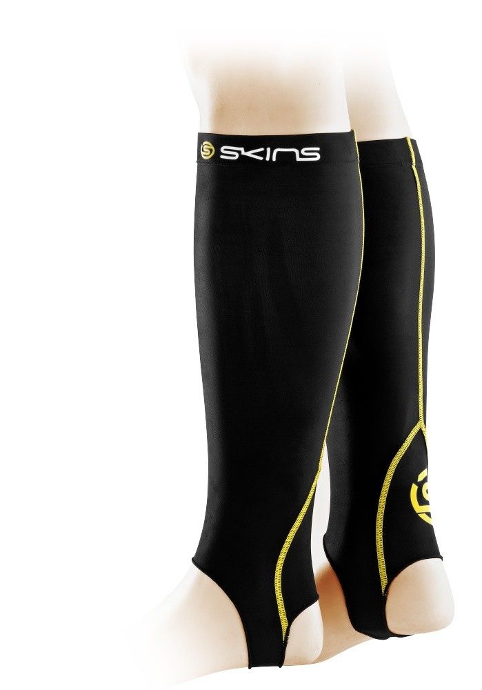 Návléky SKINS Essential Unisex Calftights w Stirrup (pánské aktivní kompresní návleky na lýtka s třmínkem)