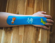 Kineziologický tejp Kine-MAX Happy Tape s obrázky, modrý Kineziologický tejp Kine-MAX Happy Tape s obrázky, modrý